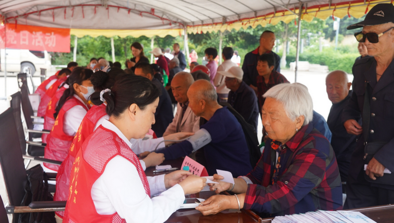 宝鸡市护理学会和中西医结合学会以实际行动庆祝第十个全国科...