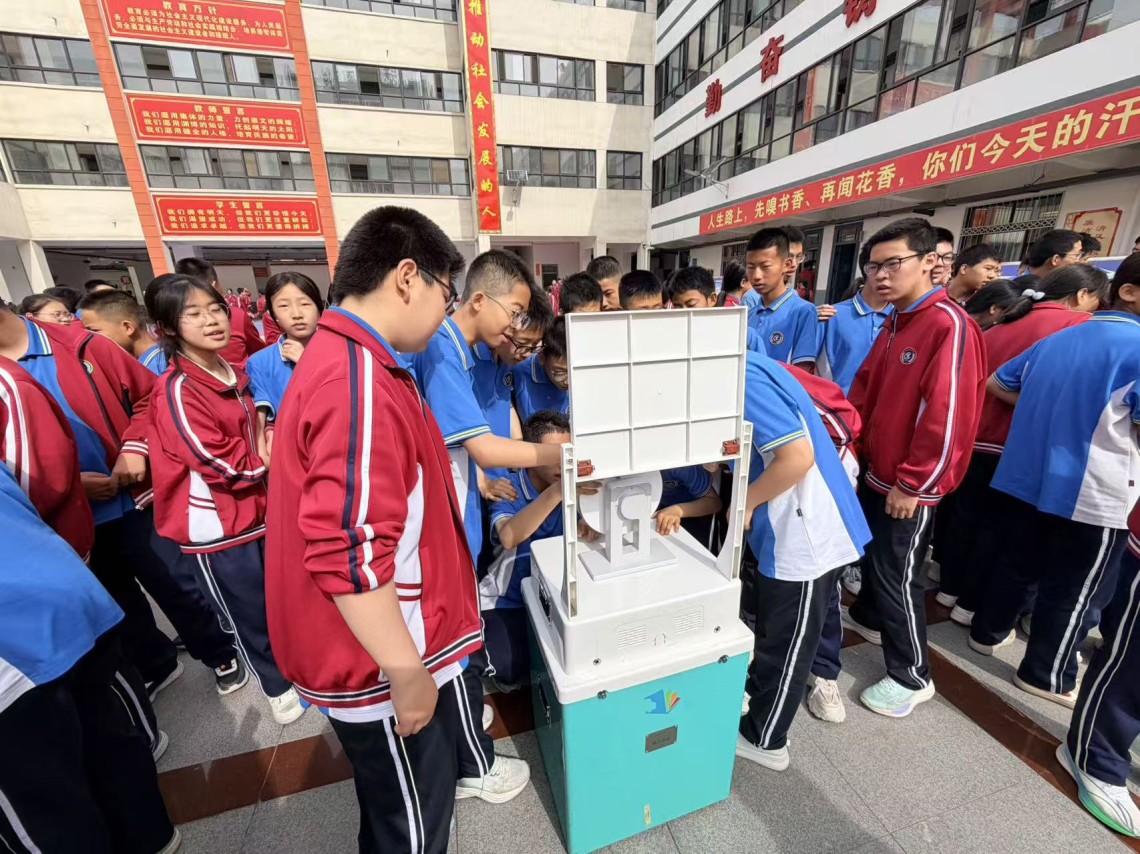 科普大篷车进校园  科技展演启童心
